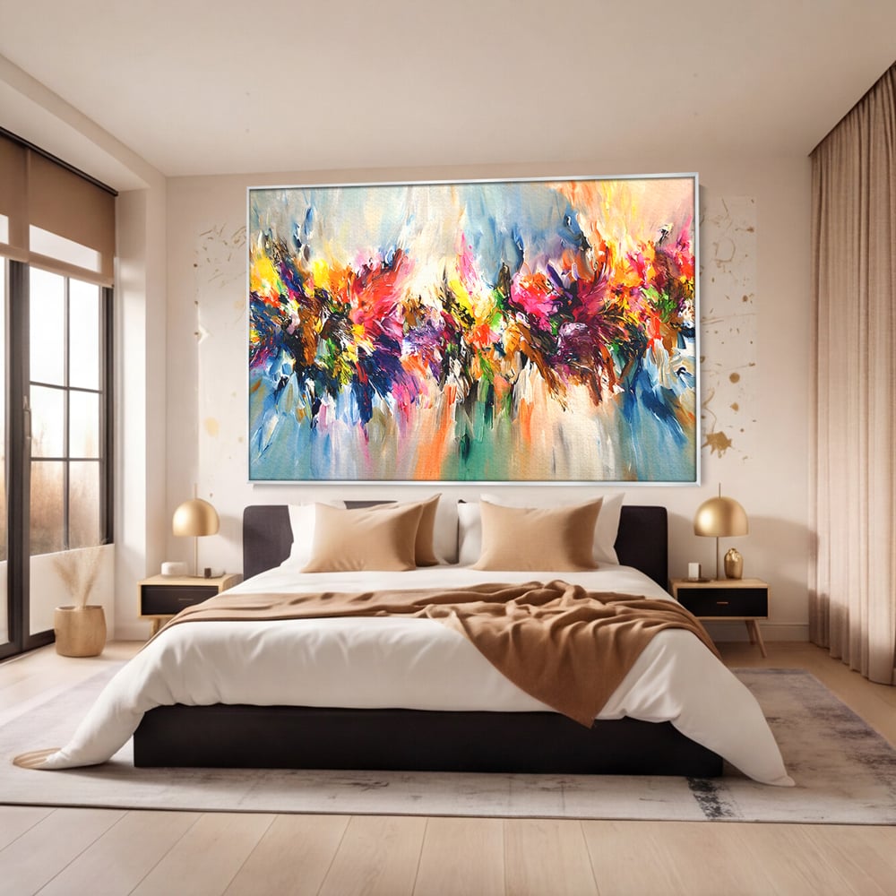 Tablou canvas cu pictura abstracta cu explozie de culoare, in rama de aluminiu argintiu, pe perete intr-un dormitor
